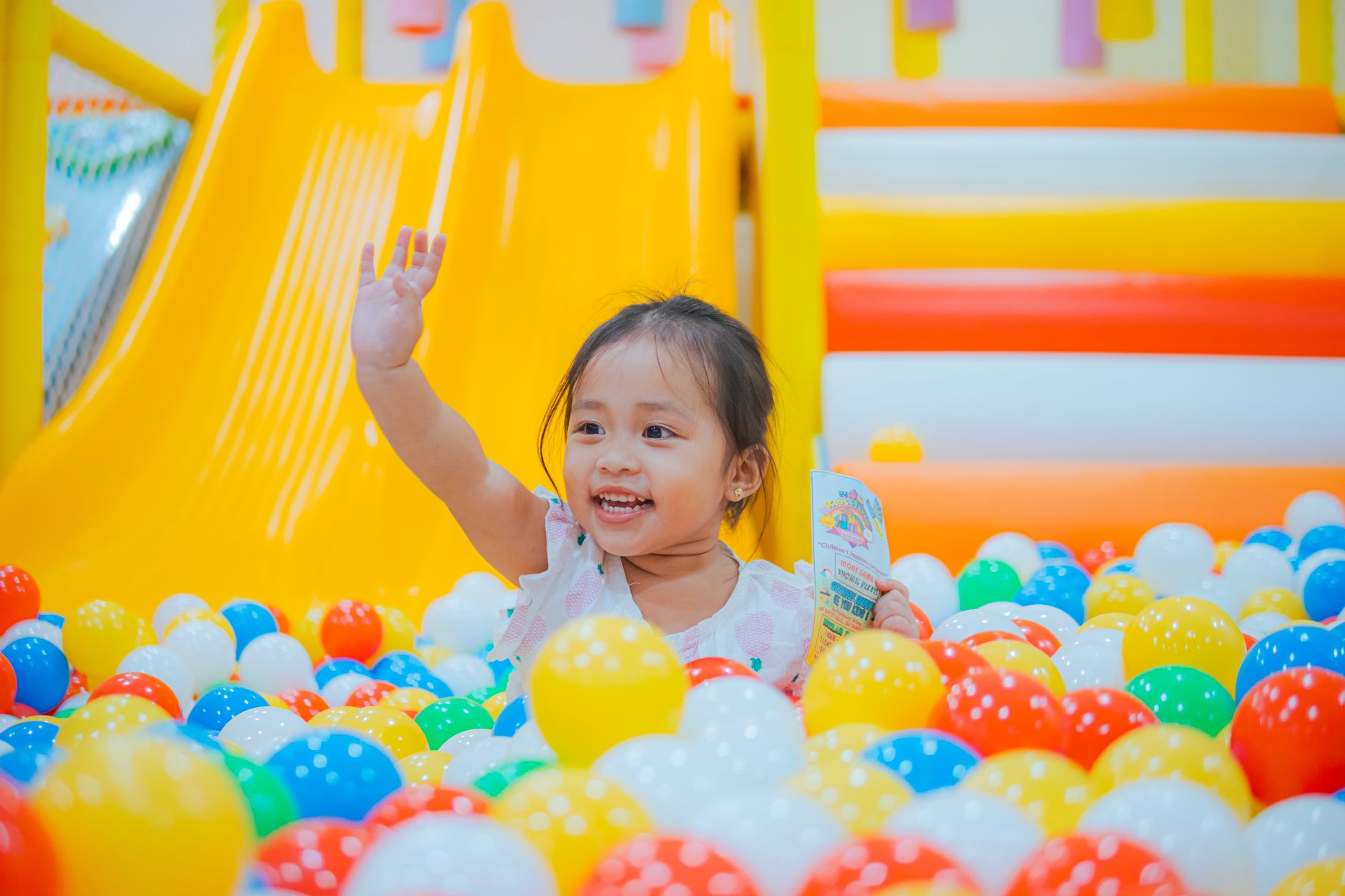 مورد ألعاب ملاهي أطفال يوضح شهادة EN‑1176 على أحد الألعاب